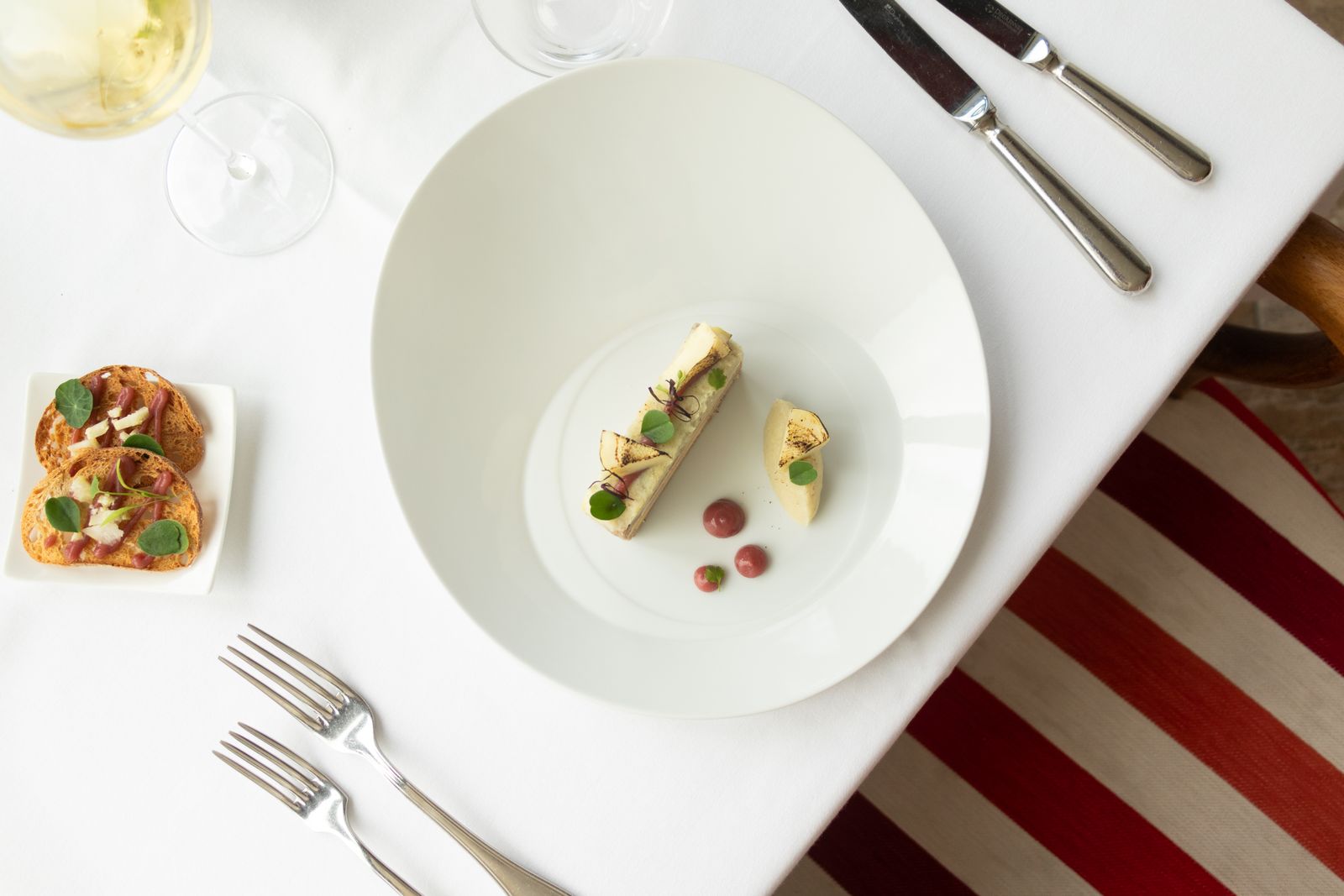Plat dressé sur une table de restaurant